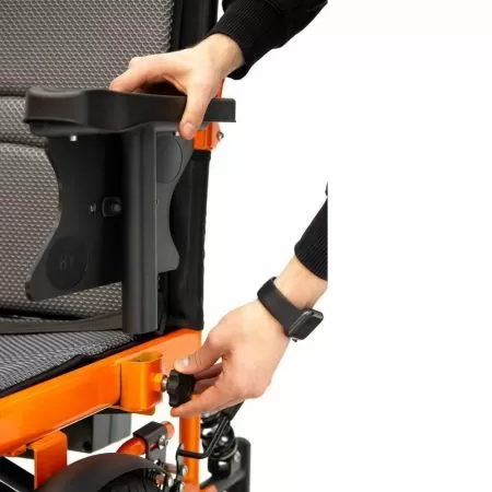 Кресло-коляска с электроприводом MET VERSA, артикул 20703, ширина сиденья 43 см, колеса пневматические