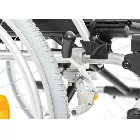 Кресло-коляска МЕТ STABLE, артикул 20460, с регулировкой высоты подлокотников, ширина сиденья 43 см, колеса пневматические