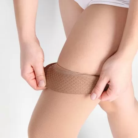 Чулки компрессионные IDEALISTA ID-300W унисекс 1 класс компрессии с закрытым носком и гладкой резинкой на широкое бедро цвет карамель