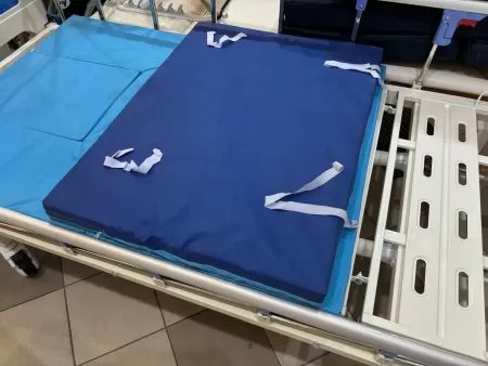 Матрас медицинский для кровати с туалетным устройством 190х90х6 см, потертости, пятна