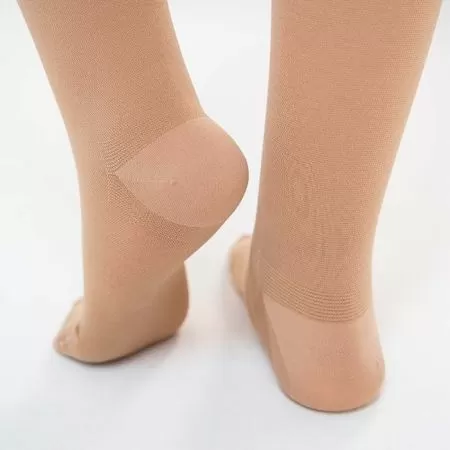 Чулки компрессионные Evolution ТК.931 унисекс 1 класс компрессии с закрытым носком и гладкой резинкой на широкое бедро цвет бежевый