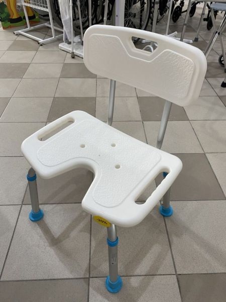 Стул для ванны c гигиеническим вырезом Ortonica Lux-605 с небольшим отверстием в сиденье %